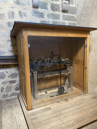 SAINT-GEORGES-NIGREMONT - Horloge et mécanisme