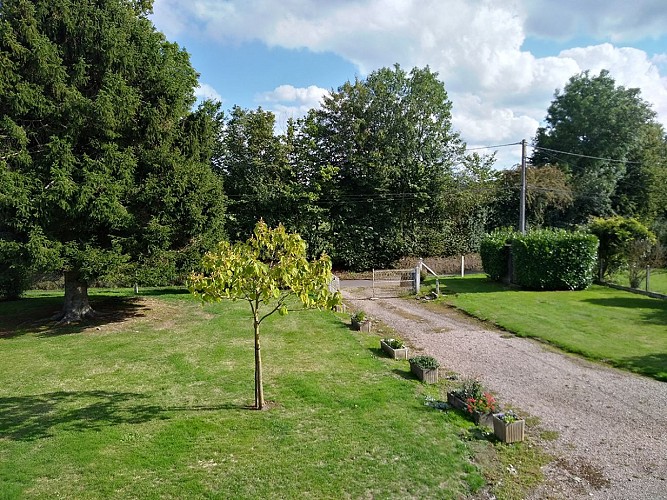 Le Clos du Savourey à Saint Aubin de Scellon_Jardin allée