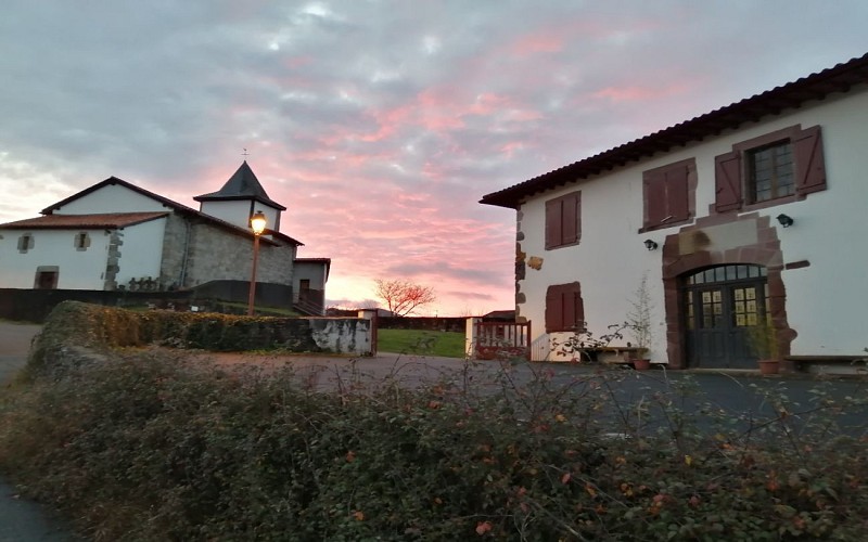 Le relais vers la source-cour-Çaro