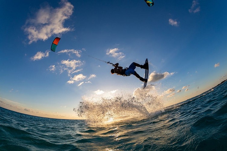 person-surfing-and-flying-parachute-at-the-same-time-in-kitesurfing-bonaire-caribbean