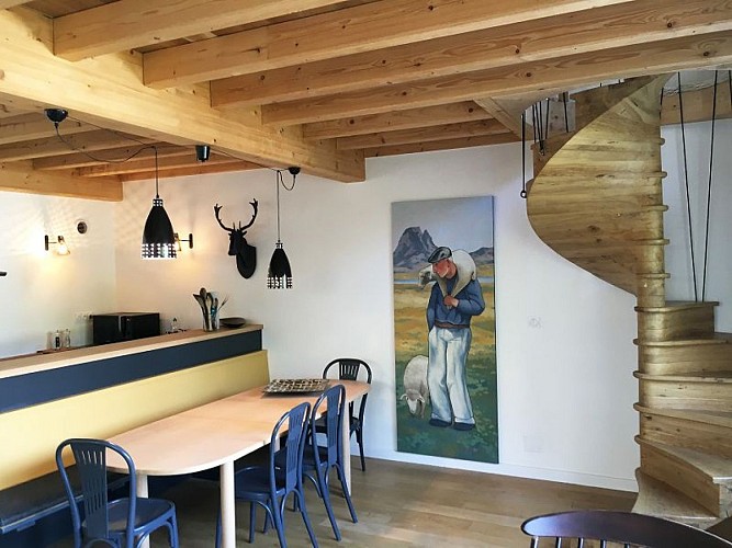 Gîte La Cabane_Salon-Audessus