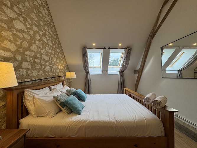 Chambre avec lit double_Gîte La Grange d'EsusTerra_Aubigné Racan