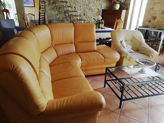 salon d'angle vue table SAM et porte d'entrée