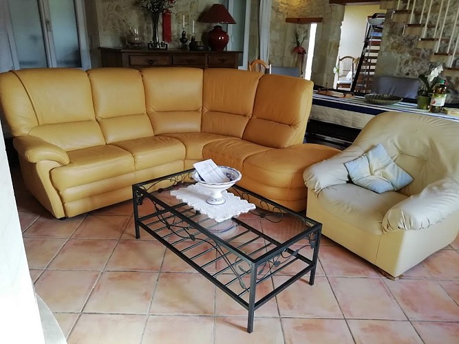 salon d'angle avec table basse devant l'insert