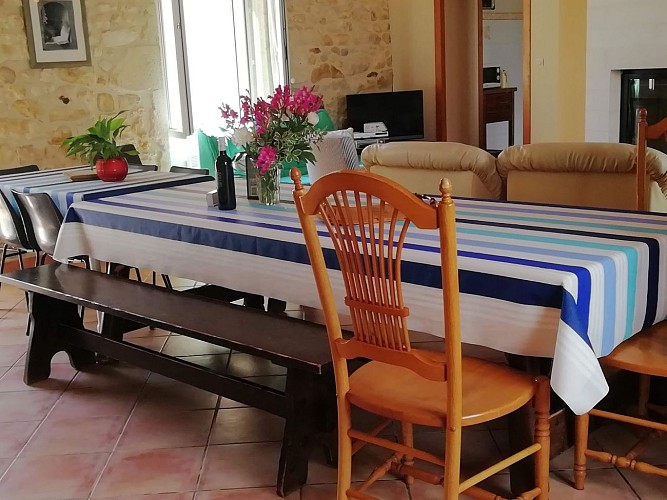 Esszimmertisch mit blauer Tischdecke