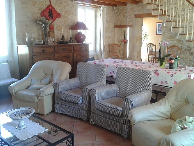 Fauteuil, table basse, vue vers table ronde du couloir