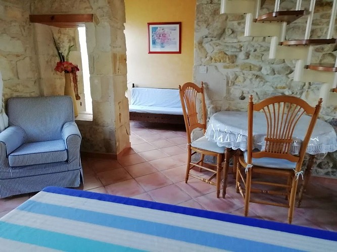 Table ronde sous l'escalier et fauteuil