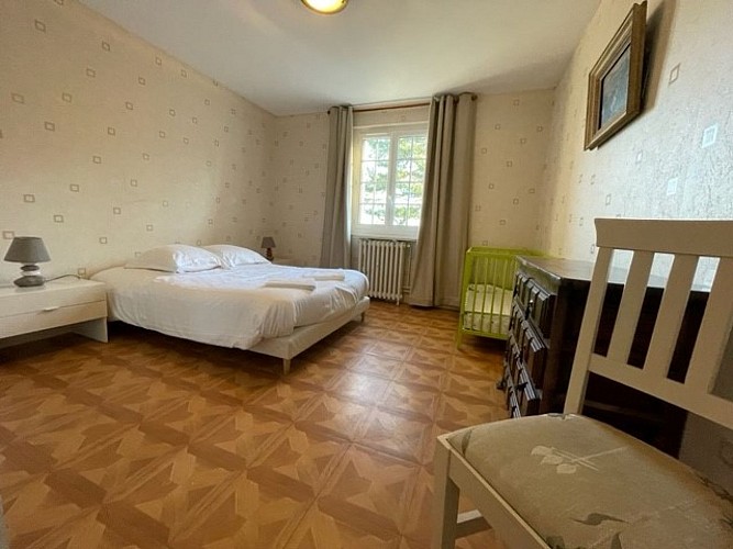 Manoir de la houlette_gîte_Chambre double beige_lit bebe_saint pierre du vauvray