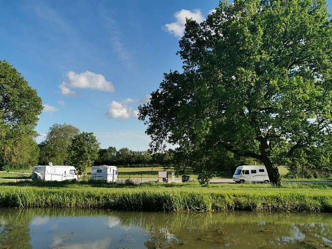 tourisme-sologne-aire camping car-bord canal
