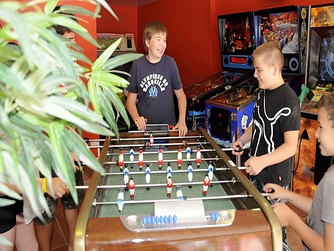 Camping le Château d'Arvid à Villerville - salle de jeux