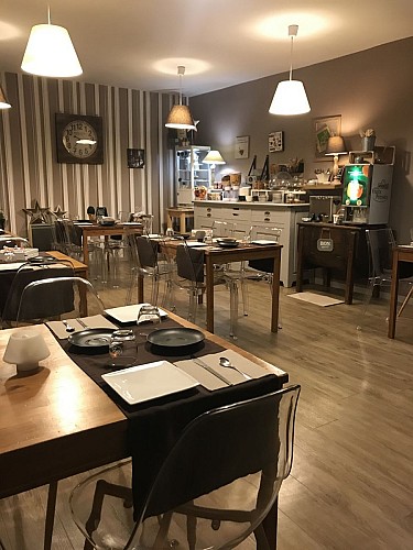 Salle du petit-déjeuner 2, Hôtel Le Lion d'Or, Bernay