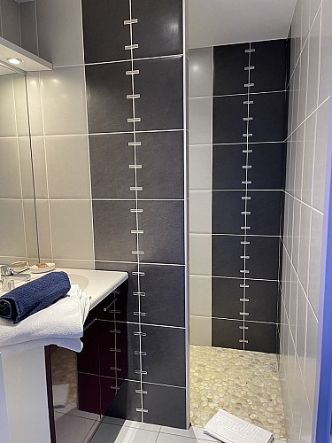 auderville-hotel-du-cap-sdb-bleue