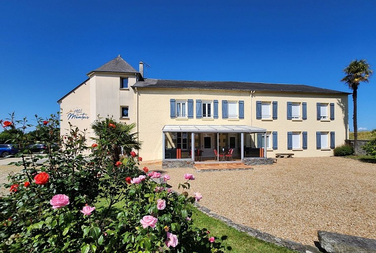 Hotel Les Montois Facade