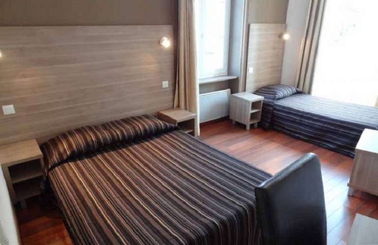 sainte-mere-eglise-hotel-auberge-le-john-steele-2