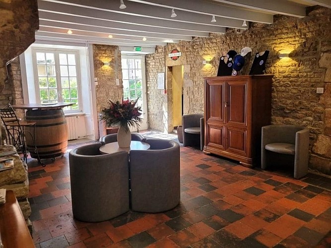 sainte-mere-eglise-hotel-auberge-le-john-steele-1