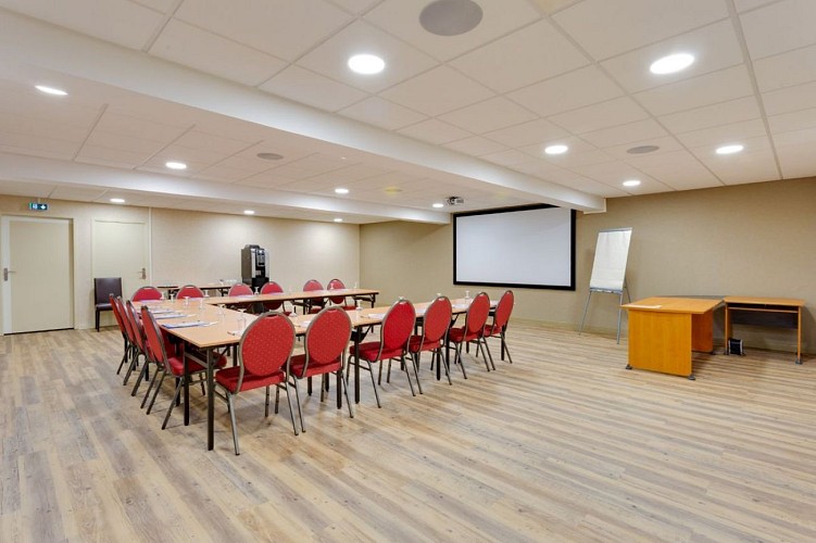 Saint-Hilaire-du-Harcouet_Le_Cygne_salle_reunion