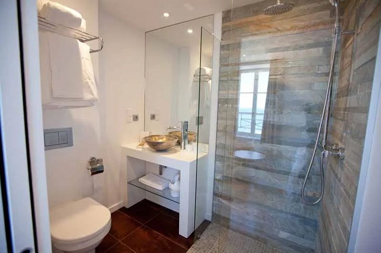 urville-nacqueville-hr-le-landemer-chambre12-sdb