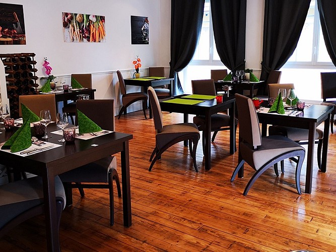 Camelias restaurant1 - 800x600