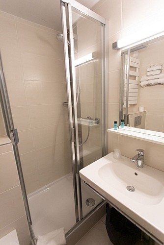 relais-d-etretat-bolbec-sdb-chambre-lin 