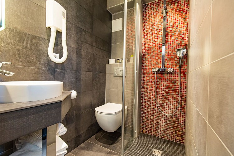 Salle de bain avec douche à l'italienne