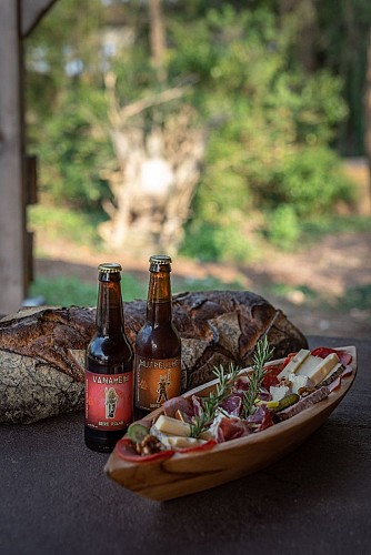 Bar-lancer-de-haches-le-Valhalla-Caen-planches-charcuteries-fromages-à-partager-bière-locale-vikings