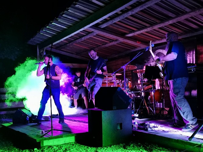 Bar-lancer-de-haches-le-Valhalla-concert-rock-old-demons-back