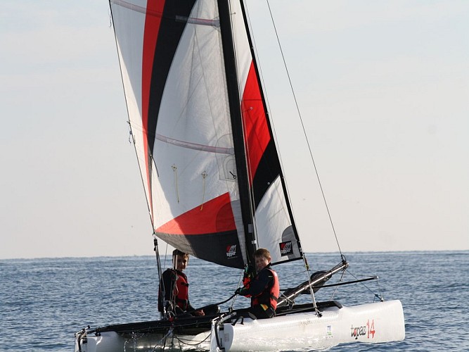 Ecole-de-voile-courseulles-catamaran