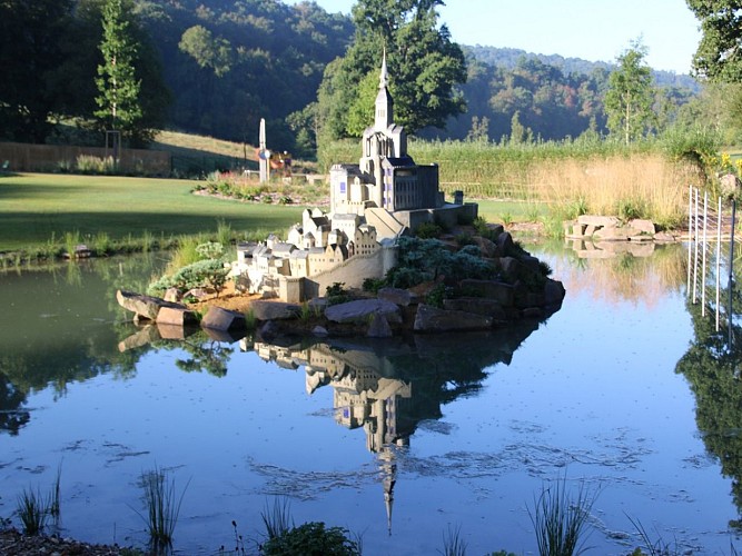 Jardin-pieds-nus-Normandie-luge-a-Carville--TIS2-