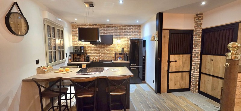 Hatton Horse Box - Fresnay-sur-Sarthe - cuisine et accès salle de douche et wc