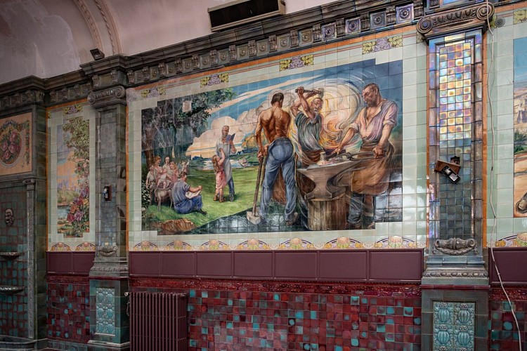 Les panneaux en carrelage et la salle de bal de la maison Picarde