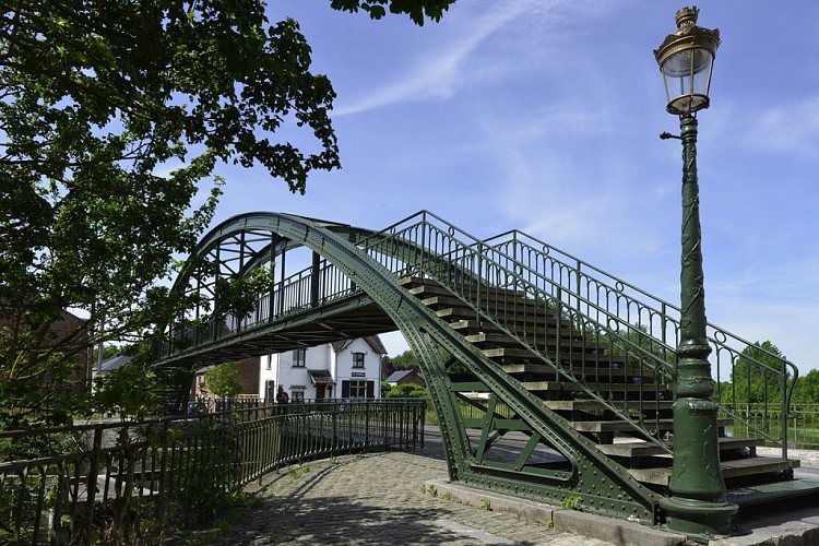 Le pont tournant et la passerelle du canal