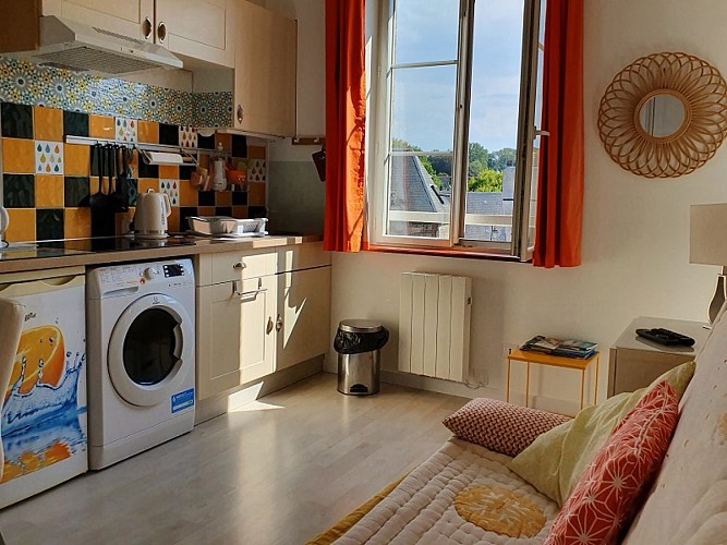 Pièce principale avec vue sur le village