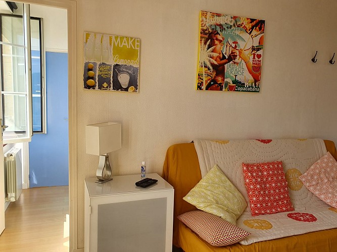 Pièce principale avec accès à la chambre