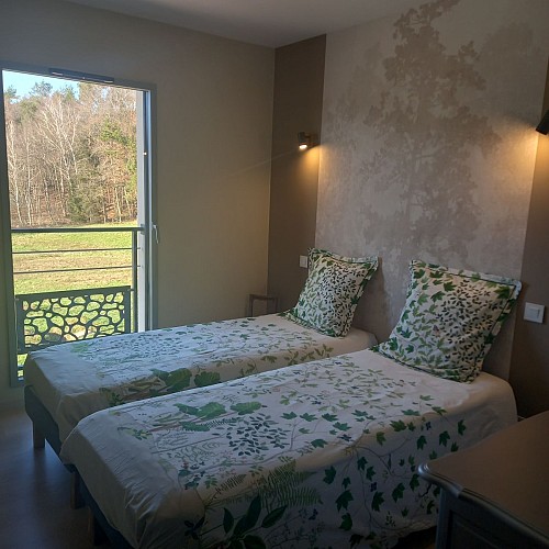 Chambre avec deux lits simples.