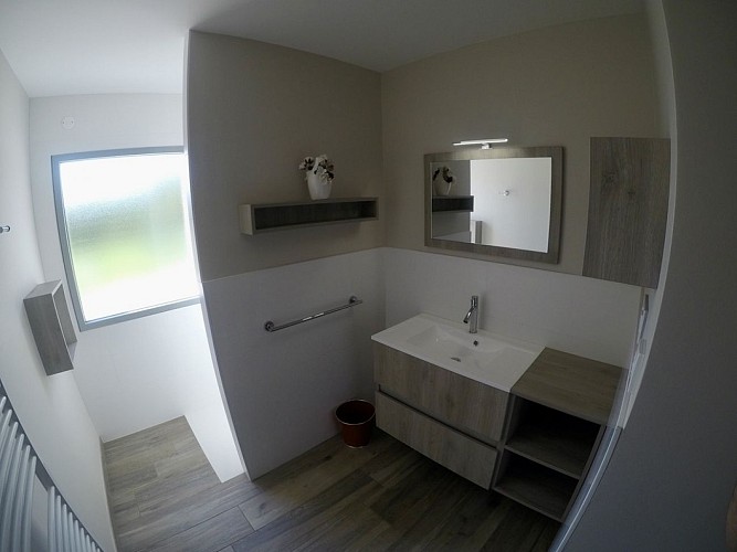 Salle de bain avec douche à l'italienne.