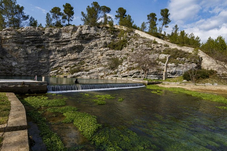 Déversoir de la vasque en période de hautes eaux