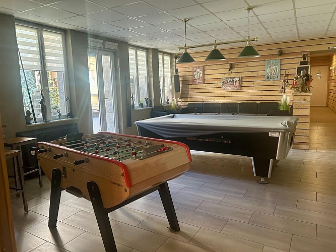 Salle de jeux billard et baby-foot
