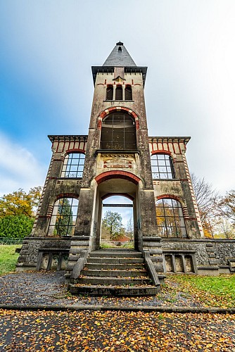 La tour de l’orphelinat du plateau Warocqué
