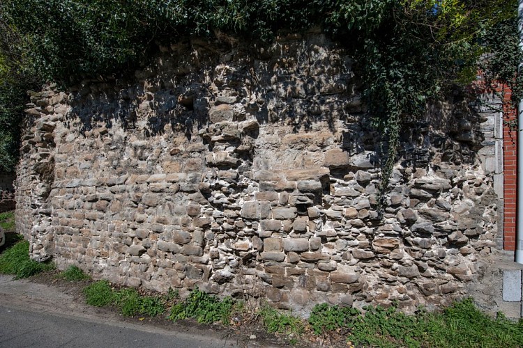 Les vestiges des murailles du Catiau du Diable