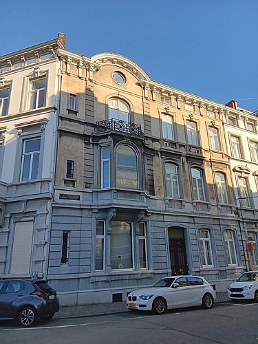 Immeuble bordant la place de Bronckart