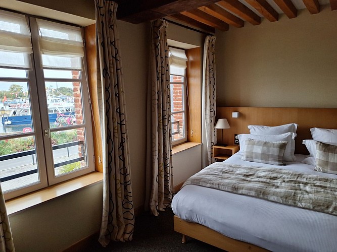 L'Absinthe hôtel centre historique Honfleur_vue sur le port de Honfleur