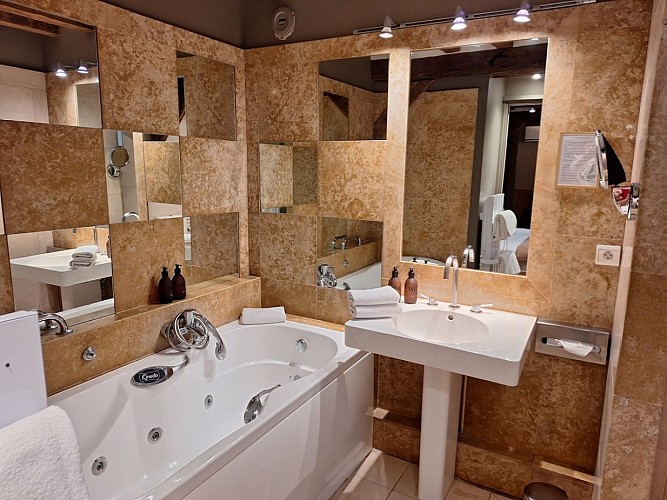 L'Absinthe hôtel centre historique Honfleur_salle de bain accessible pmr