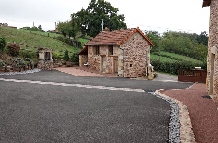 ancien fournil, avec le terrain de pétanque