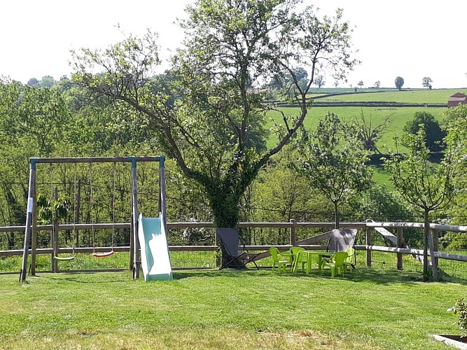Le jardin avec les jeux d'enfants