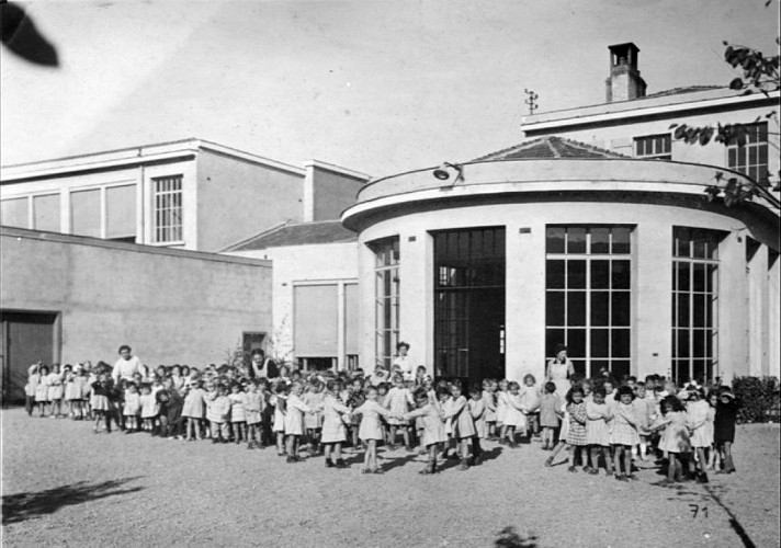 À l’arrière du bâtiment la Rotonde de l’École Émile Zola