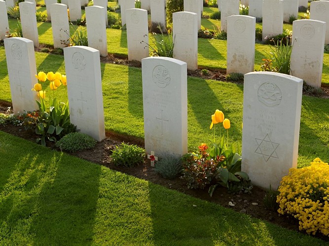 Sépultures au cimetière militaire britannique - Bayeux