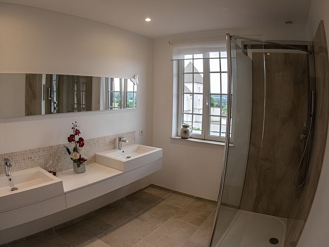 Domaine des Essarts Chez Dana Lerner Lessard-et-le-Chene Salle d'eau