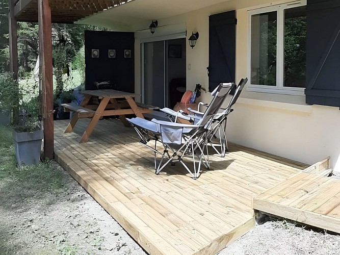 Gîte de la forêt terrasse et salon de jardin