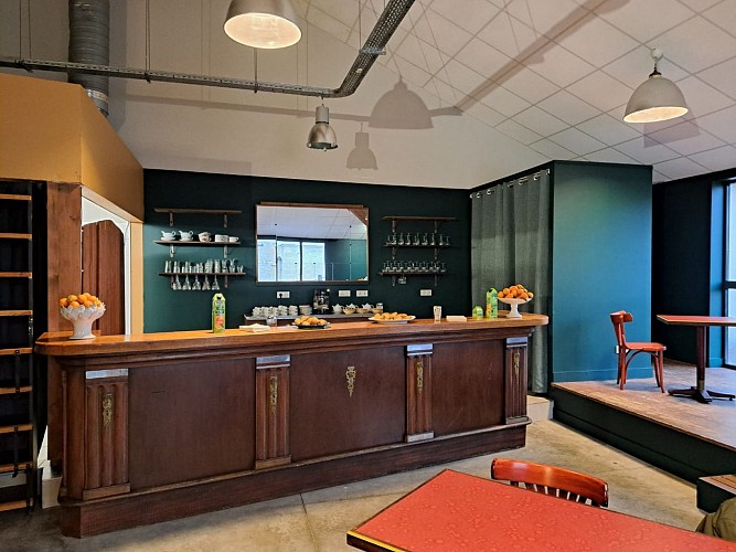 restaurant la bamboche - le comptoir et une table