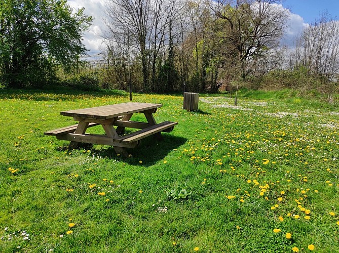 Aire de jeux pour enfants - Aussevielle - les tables